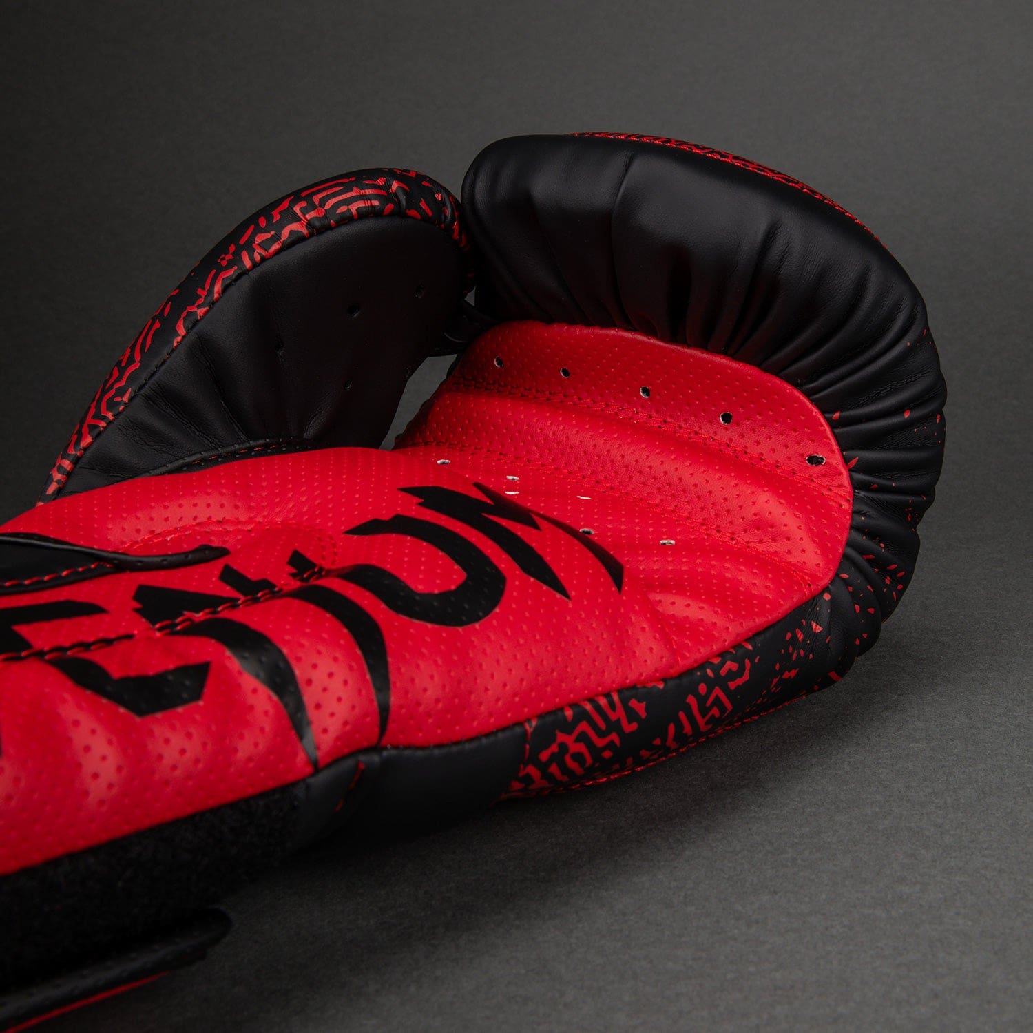 Venum x TEKKEN 8 Boxing Gloves - Kazuya - Red/Black - Image 4